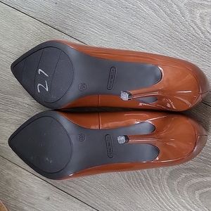 Size 7 1/2, glossy brown, rarely worn, Nine West